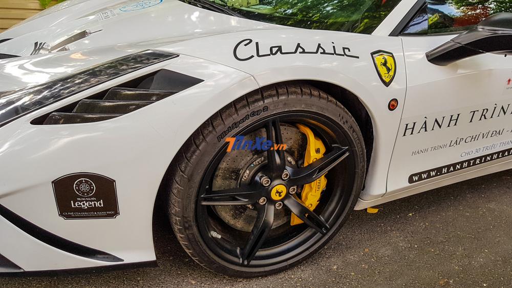Mâm 5 chấu kép của Ferrari 458 Speciale thuộc sở hữu Chủ tịch Trung Nguyên cũng được sơn lại màu đen nhám. Mâm 5 chấu kép của Ferrari 458 Speciale thuộc sở hữu Chủ tịch Trung Nguyên cũng được sơn lại màu đen nhám.