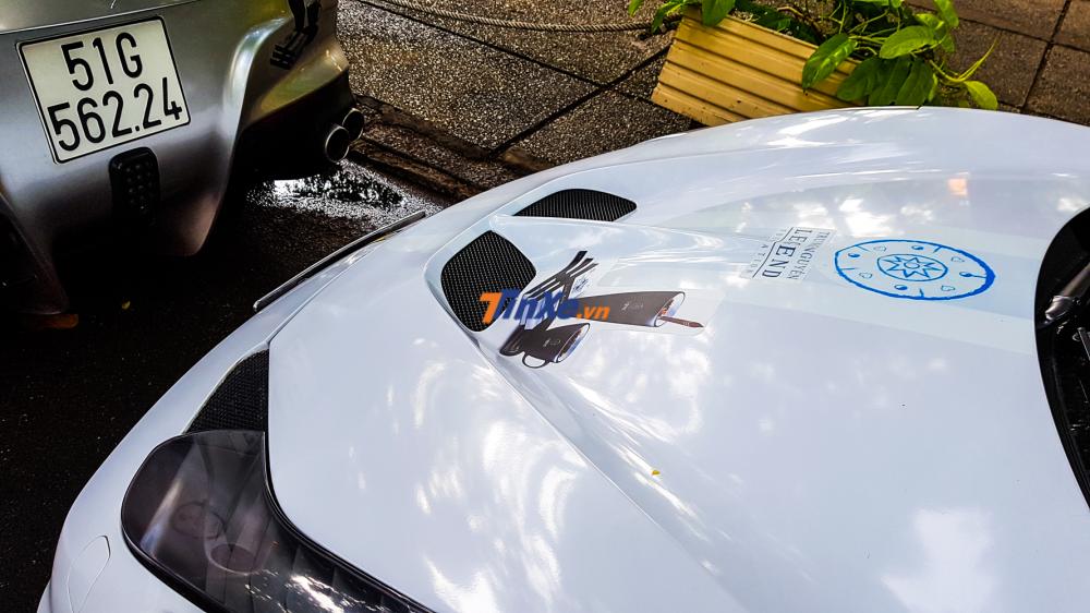 Nắp capô thiết kế lại với 2 hốc gió được chia cách bằng một sống lưng ngắn. Nắp capô thiết kế lại với 2 hốc gió được chia cách bằng một sống lưng ngắn.