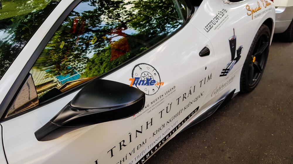 Để tạo tính tương phản với bộ áo trắng, Chủ tịch Trung Nguyên cho dán lại vỏ gương của Ferrari 458 Speciale thành màu đen nhám. Để tạo tính tương phản với bộ áo trắng, Chủ tịch Trung Nguyên cho dán lại vỏ gương của Ferrari 458 Speciale thành màu đen nhám.