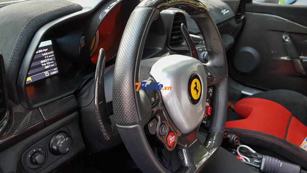 Nhiều chi tiết bên trong khoang lái của Ferrari 458 Speciale bằng sợi carbon. Nhiều chi tiết bên trong khoang lái của Ferrari 458 Speciale bằng sợi carbon.