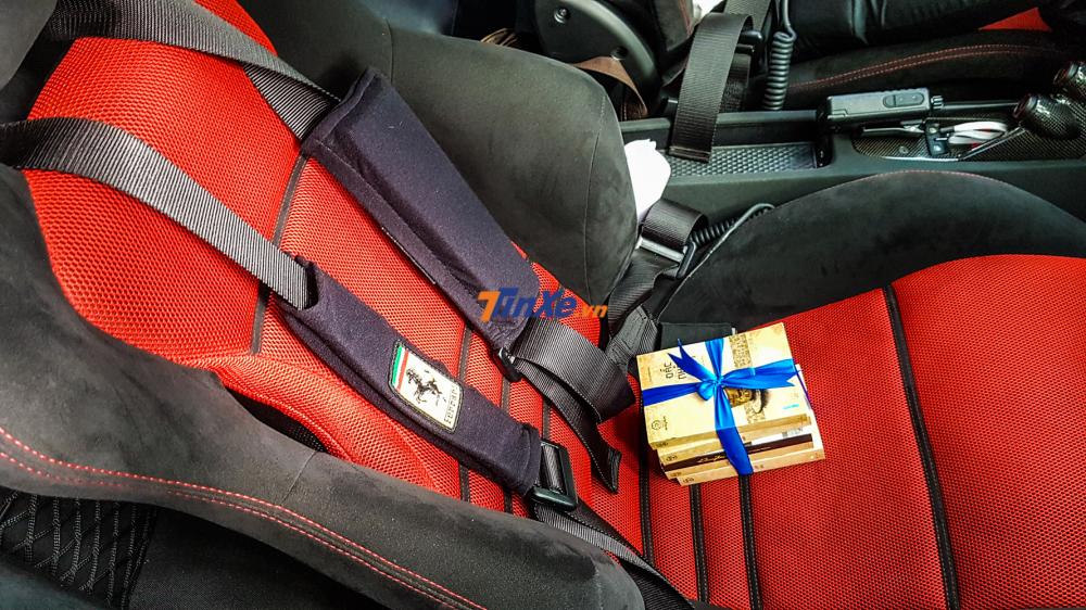 Ghế và dây an toàn Ferrari 458 Speciale của ông Đặng Lê Nguyên Vũ theo phong cách các mẫu xe đua. Ghế và dây an toàn Ferrari 458 Speciale của ông Đặng Lê Nguyên Vũ theo phong cách các mẫu xe đua.