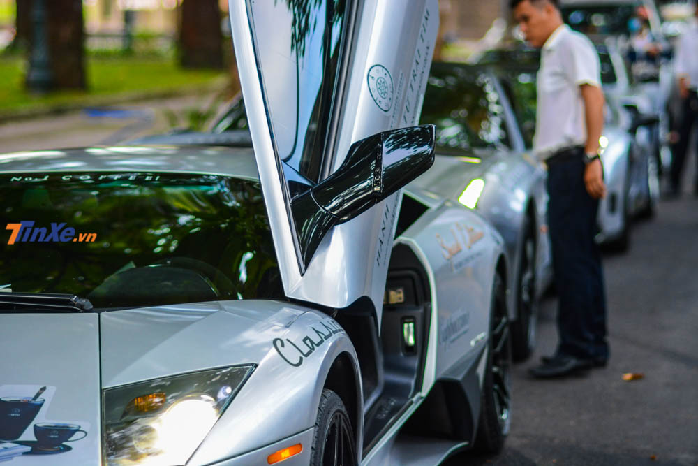 Do dán ngoại thất màu xám nên dòng chữ SV màu vàng bên hông Lamborghini Murcielago LP670-4 SV đã bị che lắp. Do dán ngoại thất màu xám nên dòng chữ SV màu vàng bên hông Lamborghini Murcielago LP670-4 SV đã bị che lắp.