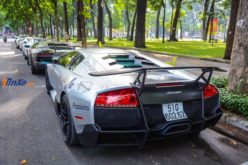 Sau khi về tay Chủ tịch Trung Nguyên, siêu xe Lamborghini Murcielago LP670-4 SV được cho thay áo từ màu đen nhám nguyên bản sang màu xám bằng phương pháp đề-can Sau khi về tay Chủ tịch Trung Nguyên, siêu xe Lamborghini Murcielago LP670-4 SV được cho thay áo từ màu đen nhám nguyên bản sang màu xám bằng phương pháp đề-can