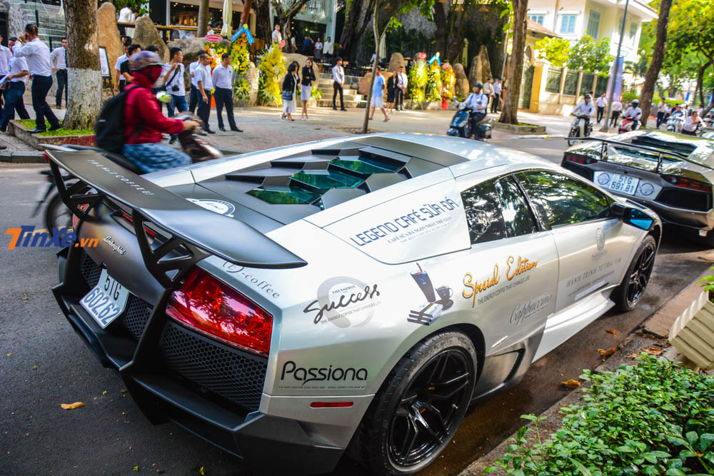 Siêu xe Lamborghini Murcielago LP670-4 SV được cho thay áo từ màu đen nhám nguyên bản sang màu xám Siêu xe Lamborghini Murcielago LP670-4 SV được cho thay áo từ màu đen nhám nguyên bản sang màu xám