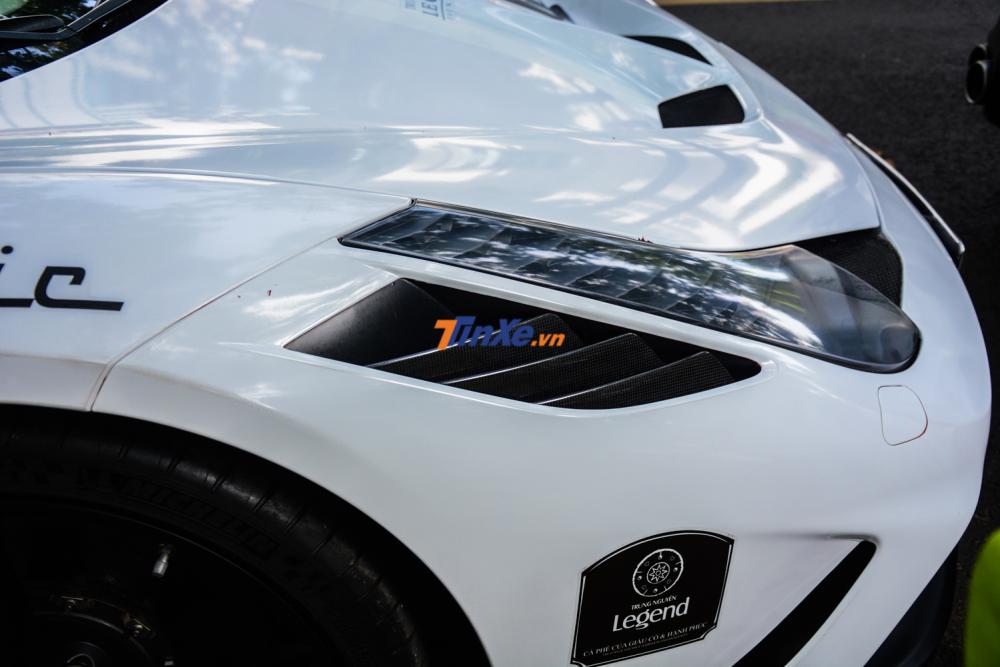 2 bên mép đèn pha có dãy hốc gió mới với các thanh chia gió bằng sợi carbon. 2 bên mép đèn pha có dãy hốc gió mới với các thanh chia gió bằng sợi carbon.