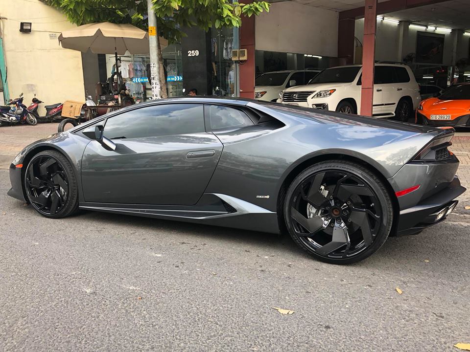 Lamborghini Huracan độ mâm bản giới hạn 273 triệu đồng ra showroom nằm chờ khách