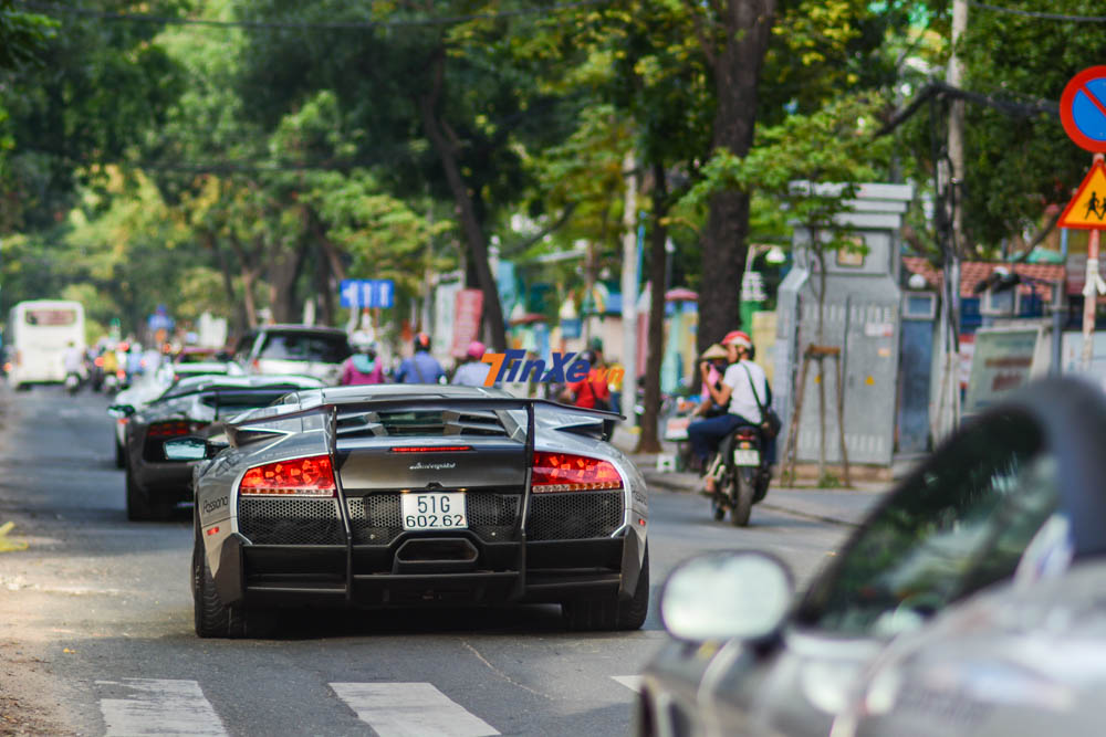 Đuôi xe Murcielago LP670-4 SV gây ấn tượng khi được trang bị cánh lướt gió cỡ lớn. Đuôi xe Murcielago LP670-4 SV gây ấn tượng khi được trang bị cánh lướt gió cỡ lớn.