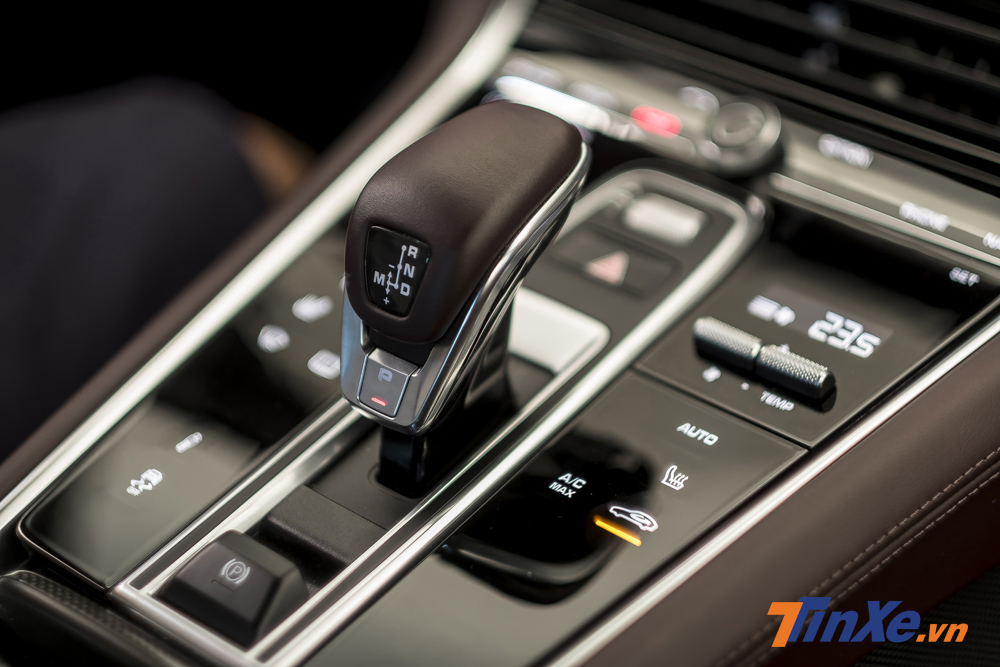 Porsche Panamera 4 Excutive vẫn được trang bị hộp số tự động ly hợp kép PDK 8 cấp cùng cần số điện tử. Porsche Panamera 4 Excutive vẫn được trang bị hộp số tự động ly hợp kép PDK 8 cấp cùng cần số điện tử.