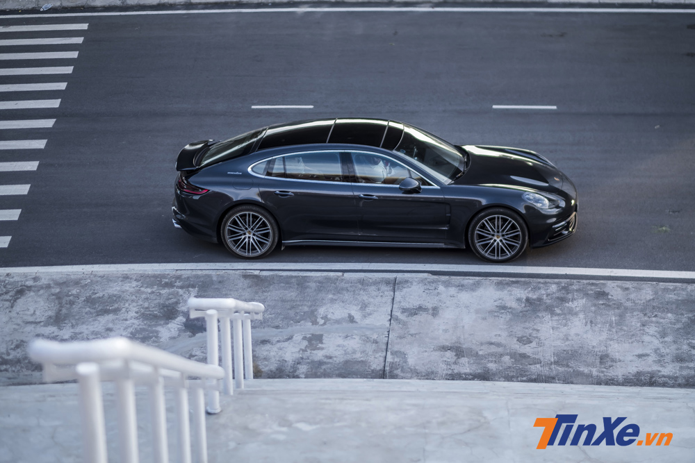 Porsche Panamera 4 Excutive vẫn được trang bị động cơ tăng áp V6 dung tích 3.0L với công suất tối đa 330 mã lực và mô-men xoắn cực đại đạt 450Nm. Xe có thể tăng tốc từ 0-100km/h trong 5,6 giây (chậm hơn 0,1 giấy nếu so sánh với Porsche Panamera 4) trước khi đạt tốc độ tối đa 262 km/h./ Porsche Panamera 4 Excutive vẫn được trang bị động cơ tăng áp V6 dung tích 3.0L với công suất tối đa 330 mã lực và mô-men xoắn cực đại đạt 450Nm. Xe có thể tăng tốc từ 0-100km/h trong 5,6 giây (chậm hơn 0,1 giấy nếu so sánh với Porsche Panamera 4) trước khi đạt tốc độ tối đa 262 km/h./