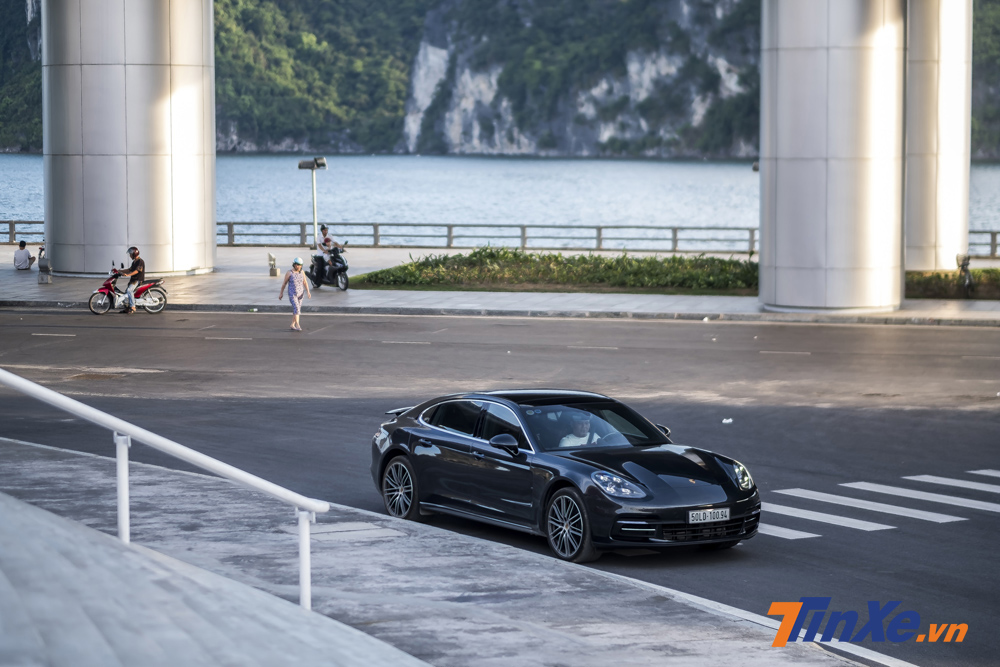 Không chỉ dừng ở việc kéo dài trục cơ sở của xe, Porsche Panamera 4 Excutive còn có chiều cao xe tăng thêm 5mm. Tất cả những điều này mang lại một không gian nội thất rộng rãi và thoáng đãng hơn hẳn cho mọi hành khách ngồi trong xe. Không chỉ dừng ở việc kéo dài trục cơ sở của xe, Porsche Panamera 4 Excutive còn có chiều cao xe tăng thêm 5mm. Tất cả những điều này mang lại một không gian nội thất rộng rãi và thoáng đãng hơn hẳn cho mọi hành khách ngồi trong xe.