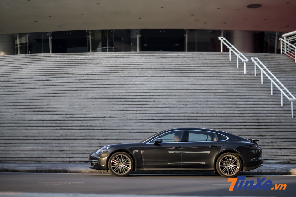 Với mức giá gần 6,8 tỉ VNĐ, chiếc Porsche Panamera 4 Excutive không chỉ mang lại những trải nghiệm lái thể thao đậm chất Porsche mà còn nâng cao trải nghiệm về sự êm ái, tiện nghi và sang trọng cho chủ nhân của mình. Với mức giá gần 6,8 tỉ VNĐ, chiếc Porsche Panamera 4 Excutive không chỉ mang lại những trải nghiệm lái thể thao đậm chất Porsche mà còn nâng cao trải nghiệm về sự êm ái, tiện nghi và sang trọng cho chủ nhân của mình.