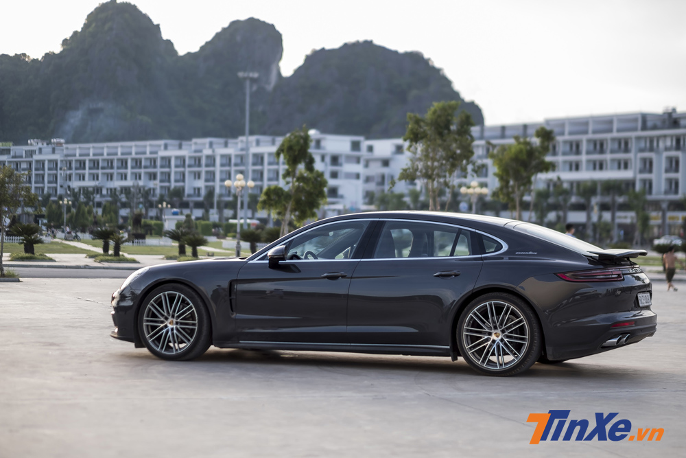 Các điểm nhấn về ngoại thất của Porsche Panamera 4 Excutive gần như không có sự thay đổi nào khi vẫn được trang bị hệ thống đèn chiếu sáng và đèn hậu full-LED cùng đèn định vị LED 4 điểm trước sau, vành hợp kim nhôm kích thước 21 (đây là trang bị tuỳ chọn), cánh gió điều khiển điện ẩn trong đuôi xe, Các điểm nhấn về ngoại thất của Porsche Panamera 4 Excutive gần như không có sự thay đổi nào khi vẫn được trang bị hệ thống đèn chiếu sáng và đèn hậu full-LED cùng đèn định vị LED 4 điểm trước sau, vành hợp kim nhôm kích thước 21 (đây là trang bị tuỳ chọn), cánh gió điều khiển điện ẩn trong đuôi xe,