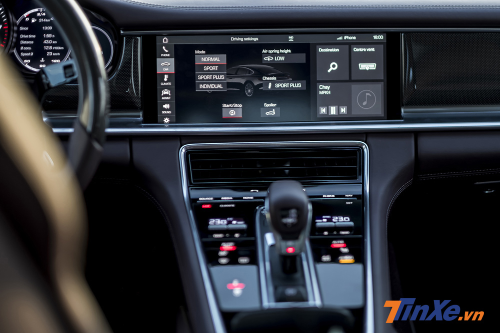 Porsche Panamera 4 Excutive còn sở hữu bảng điều khiển trung tâm dạng cảm ứng toàn phần khiến cho không gian nội thất bên trong xe gọn gàng hơn rất nhiều. Porsche Panamera 4 Excutive còn sở hữu bảng điều khiển trung tâm dạng cảm ứng toàn phần khiến cho không gian nội thất bên trong xe gọn gàng hơn rất nhiều.