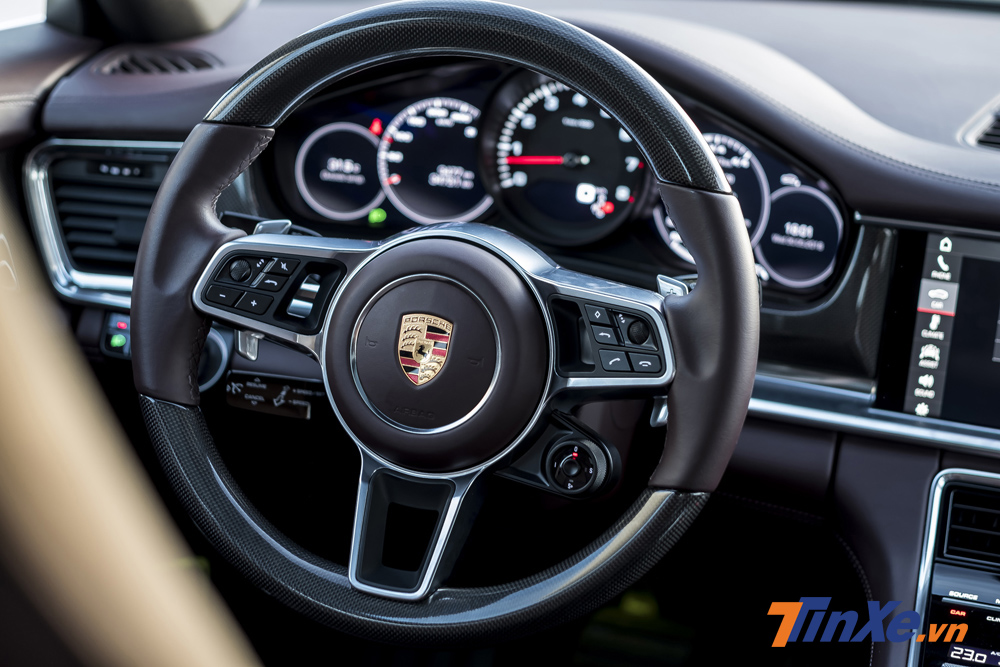 Bên trong xe vẫn là không gian nội thất mang đậm chất sang trọng và thể thao của Porsche với nội thất bọc da cùng các đường viền mạ benzel ấn tượng. Vô-lăng ba chấu đặc trưng cùng hàng loạt nút bấm cũng là những điểm quen thuộc trên chiếc Porsche Panamera 4 Excutive. Bên trong xe vẫn là không gian nội thất mang đậm chất sang trọng và thể thao của Porsche với nội thất bọc da cùng các đường viền mạ benzel ấn tượng. Vô-lăng ba chấu đặc trưng cùng hàng loạt nút bấm cũng là những điểm quen thuộc trên chiếc Porsche Panamera 4 Excutive.