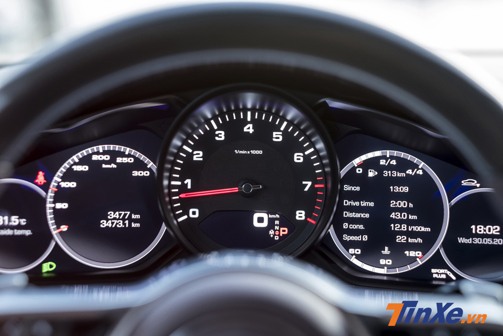 Phía sau vô-lăng vẫn là hệ thống bảng điều khiển với 5 mặt đồng hồ hiển thị đầy đủ các thông tin cần thiết cho người lái xe. Phía sau vô-lăng vẫn là hệ thống bảng điều khiển với 5 mặt đồng hồ hiển thị đầy đủ các thông tin cần thiết cho người lái xe.