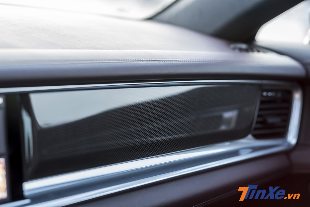 Một số chi tiết ốp vân carbon tạo cảm giác thể thao hơn cho không gian bên trong chiếc xe. Một số chi tiết ốp vân carbon tạo cảm giác thể thao hơn cho không gian bên trong chiếc xe.