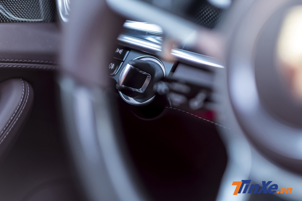 Porsche Panamera 4 Excutive được trang bị chìa khoá thông minh với núm xoay giả cơ ở bên trái vô-lăng theo đúng truyền thống của thương hiệu xe sang thể thao này. Porsche Panamera 4 Excutive được trang bị chìa khoá thông minh với núm xoay giả cơ ở bên trái vô-lăng theo đúng truyền thống của thương hiệu xe sang thể thao này.