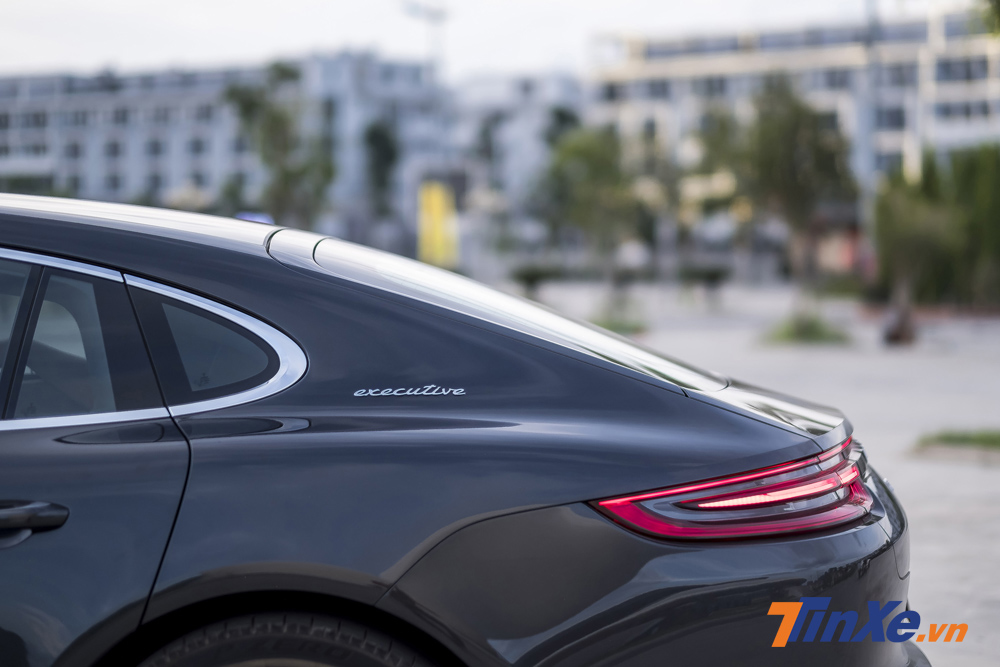 Logo Excutive nổi bật ở phía sau. Logo Excutive nổi bật ở phía sau.