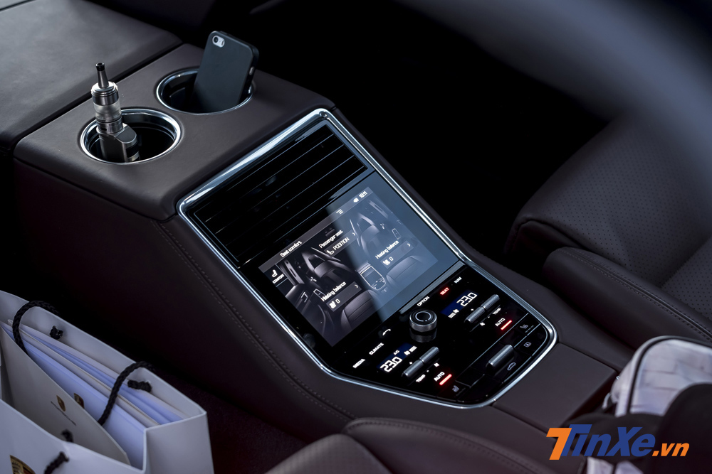 Không chỉ ở bệ điều khiển trung tâm ở hàng ghế trước mà ngay cả ở hàng ghế sau của chiếc xe Porsche Panamera 4 Excutive cũng có được trang bị màn hình cảm ứng vơi các tính năng điều khiển như điều hoà, massage, ghế ngồi,... Không chỉ ở bệ điều khiển trung tâm ở hàng ghế trước mà ngay cả ở hàng ghế sau của chiếc xe Porsche Panamera 4 Excutive cũng có được trang bị màn hình cảm ứng vơi các tính năng điều khiển như điều hoà, massage, ghế ngồi,...