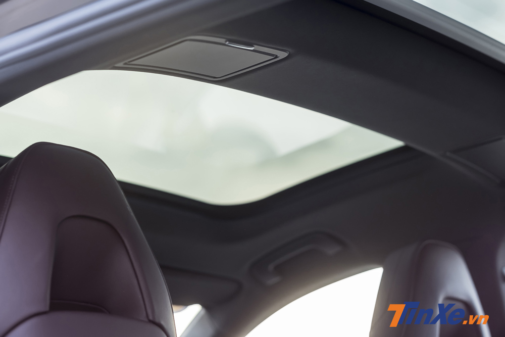 Cửa sổ trời toàn cảnh Panorama cũng là một trong những điểm nhấn của không gian nội thất bên trong Porsche Panamera 4 Excutive. Cửa sổ trời toàn cảnh Panorama cũng là một trong những điểm nhấn của không gian nội thất bên trong Porsche Panamera 4 Excutive.