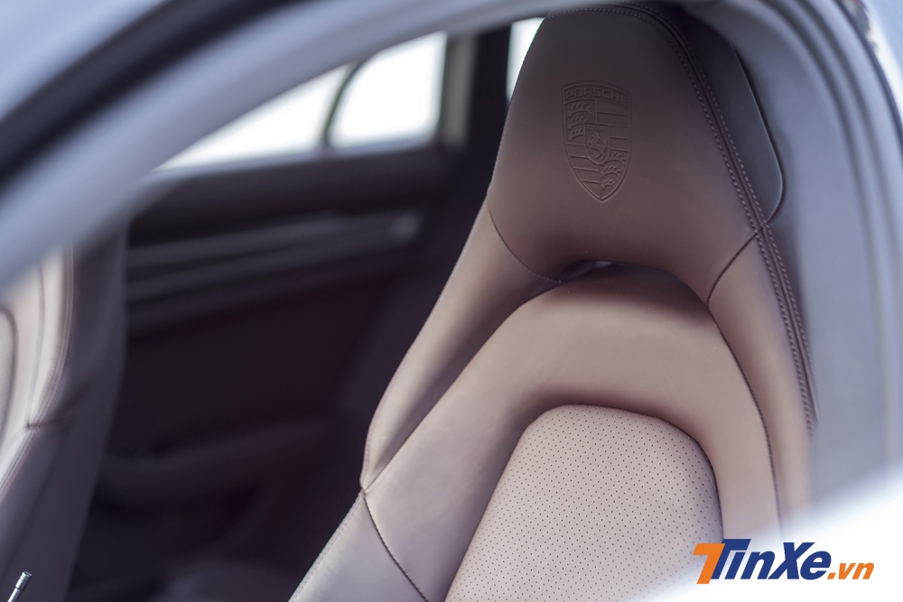 Bộ ghế bọc da cao cấp Marala có giá lên tới 230 triệu VNĐ bên trong chiếc Porsche Panamera 4 Excutive. Bộ ghế bọc da cao cấp Marala có giá lên tới 230 triệu VNĐ bên trong chiếc Porsche Panamera 4 Excutive.