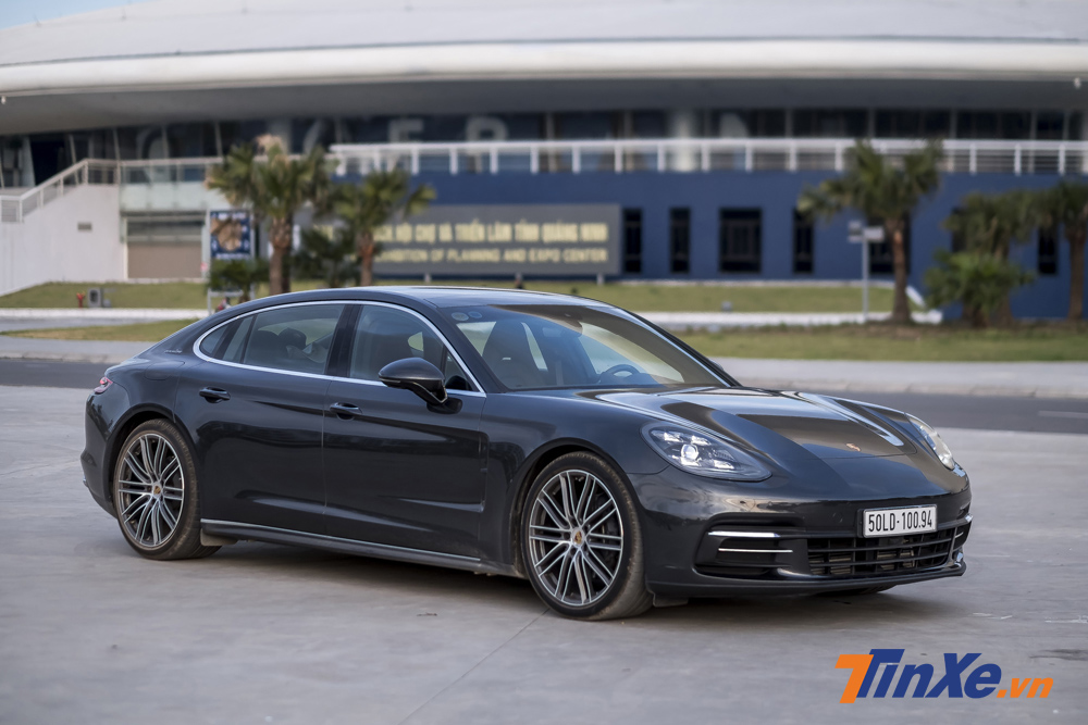 Porsche Panamera 4 Excutive có chiều dài cơ sở tăng thêm 150mm nên kích thước chung của chiếc xe cũng có sự thay đổi chiều dài xe đạt mức 5.199mm và chiều dài trục cơ sở cũng tăng lên 3.100mm (so với 5.049mm và 2.950mm) Porsche Panamera 4 Excutive có chiều dài cơ sở tăng thêm 150mm nên kích thước chung của chiếc xe cũng có sự thay đổi chiều dài xe đạt mức 5.199mm và chiều dài trục cơ sở cũng tăng lên 3.100mm (so với 5.049mm và 2.950mm)