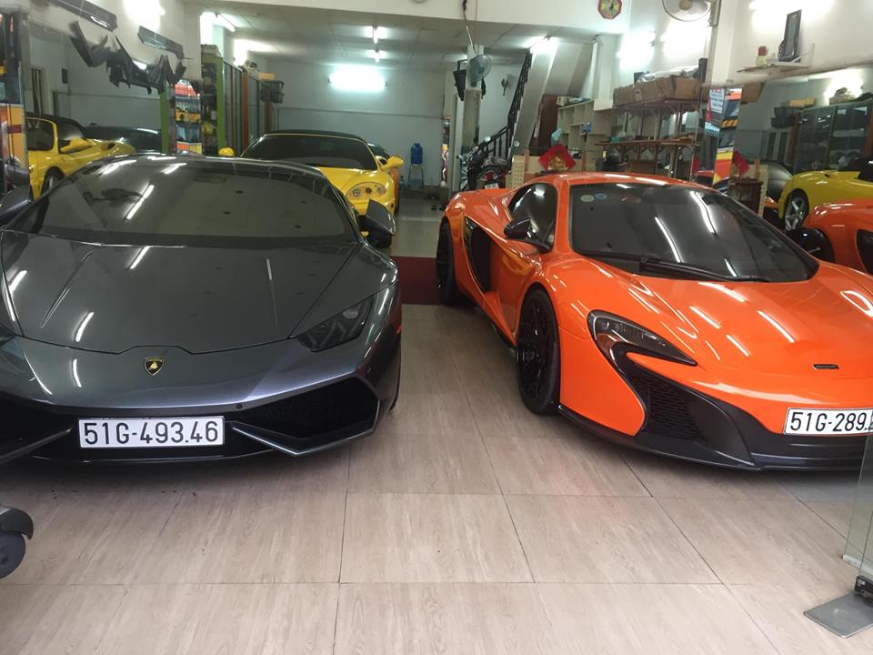 Phía sau cặp đôi siêu xe mới được ông chủ công ty nhập khẩu tư nhân quận 5 thu nạp là chiếc Ferrari 360 Spider màu vàng mới được phục hồi về trạng thái nguyên bản. 