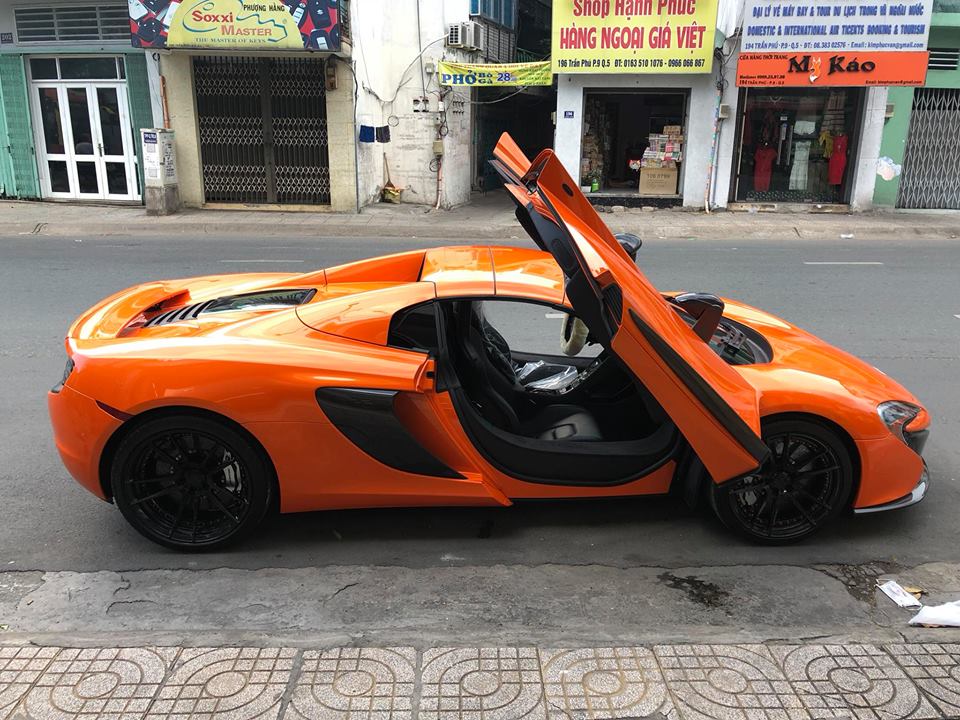 Đối lập với bộ áo cam nổi bật, bên trong khoang lái siêu xe Mclaren 650S Spider có nội thất màu đen.