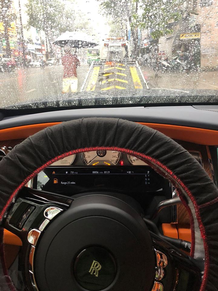 Sau 2 năm được đưa về nước, chiếc xe siêu sang mui trần Rolls-Royce Dawn mới tìm thấy chủ nhân. Sau 2 năm được đưa về nước, chiếc xe siêu sang mui trần Rolls-Royce Dawn mới tìm thấy chủ nhân.