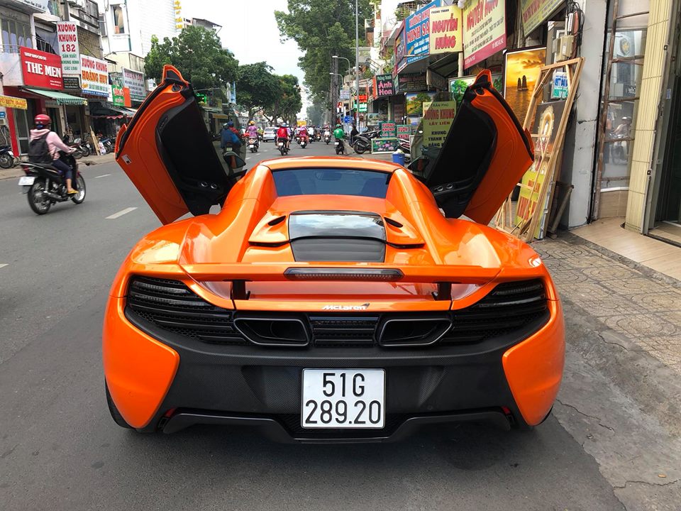 Chiếc McLaren 650S Spider màu cam này còn được chủ nhân trang bị ống xả độ của hãng IPE