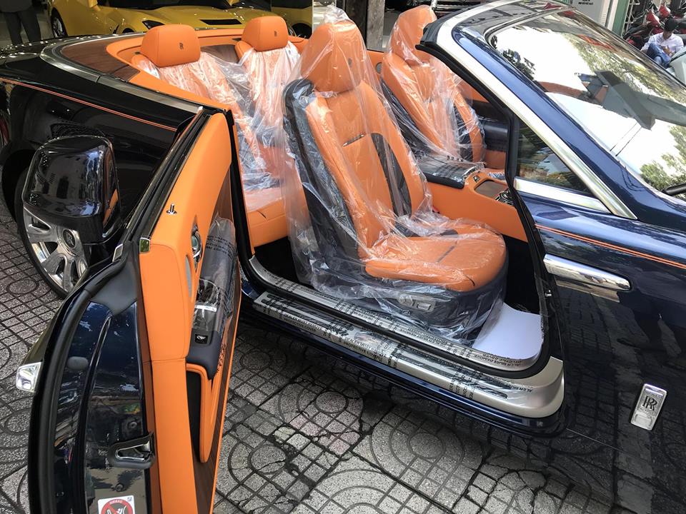Nội thất của chiếc Rolls-Royce Dawn có màu cam nổi bần bật. Đường coachline kép chạy dọc bên hông xe cũng đợc hoàn thành với màu cam. Nội thất của chiếc Rolls-Royce Dawn có màu cam nổi bần bật. Đường coachline kép chạy dọc bên hông xe cũng đợc hoàn thành với màu cam.