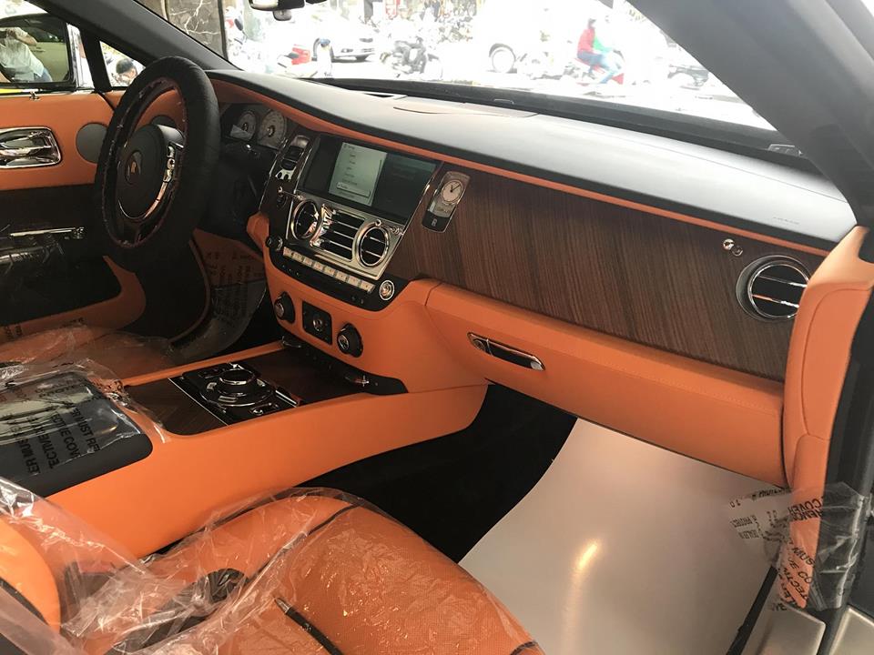 Ngoài nội thất bọc da màu cam, các chi tiết bên trong khoang lái chiếc Rolls-Royce Dawn đốc nhất vô nhị tại Việt Nam được ốp gỗ quý hiếm. Ngoài nội thất bọc da màu cam, các chi tiết bên trong khoang lái chiếc Rolls-Royce Dawn đốc nhất vô nhị tại Việt Nam được ốp gỗ quý hiếm.