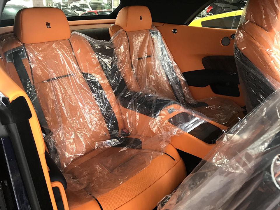 2 hàng ghế sau của Rolls-Royce Dawn vẫn đủ không gian cho người lớn ngồi thoải mái. 2 hàng ghế sau của Rolls-Royce Dawn vẫn đủ không gian cho người lớn ngồi thoải mái.