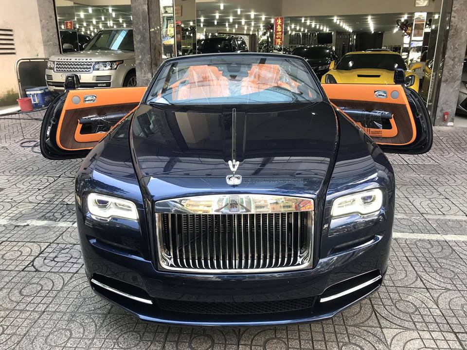 Rolls-Royce Dawn mới chỉ có duy nhất 1 chiếc được đưa về nước. Xe mui trần này sở hữu cửa mở ngược suicide door đặc trưng của dòng xe siêu sang đến từ Anh quốc. Rolls-Royce Dawn mới chỉ có duy nhất 1 chiếc được đưa về nước. Xe mui trần này sở hữu cửa mở ngược suicide door đặc trưng của dòng xe siêu sang đến từ Anh quốc.