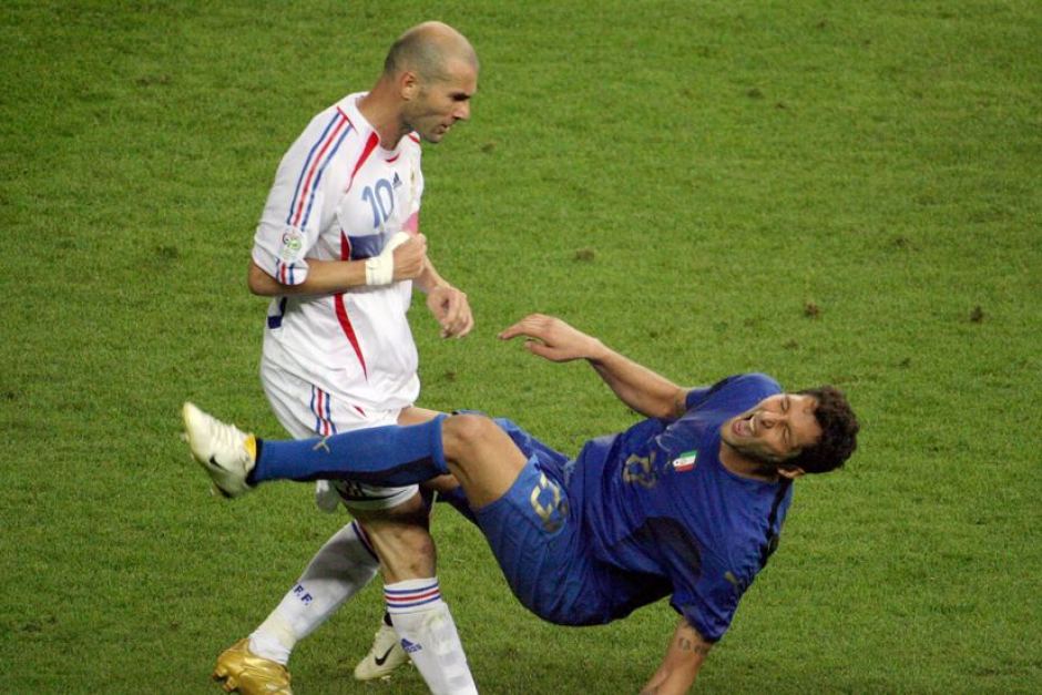 Cú húc đầu lịch sử của Zidane vào người Materazzi