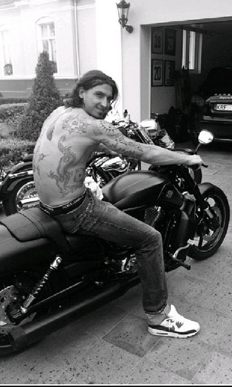 Zlatan bên chiếc Harley V-rod Zlatan bên chiếc Harley V-rod
