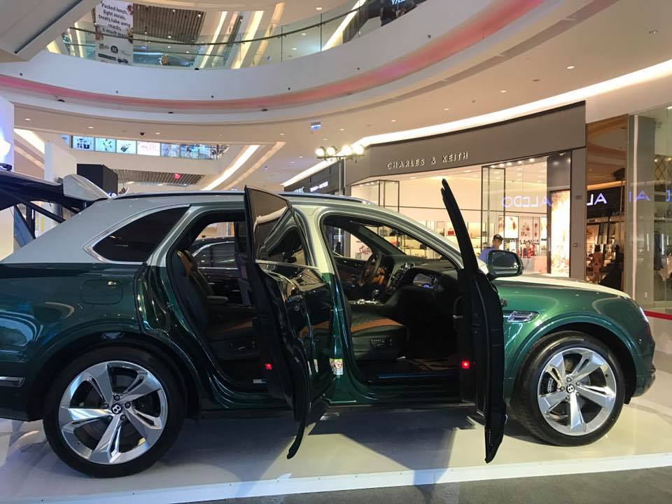 Màu sơn này do bộ phận cá nhân hoá Mulliner của hãng Bentley tạo ra. Màu sơn này do bộ phận cá nhân hoá Mulliner của hãng Bentley tạo ra.