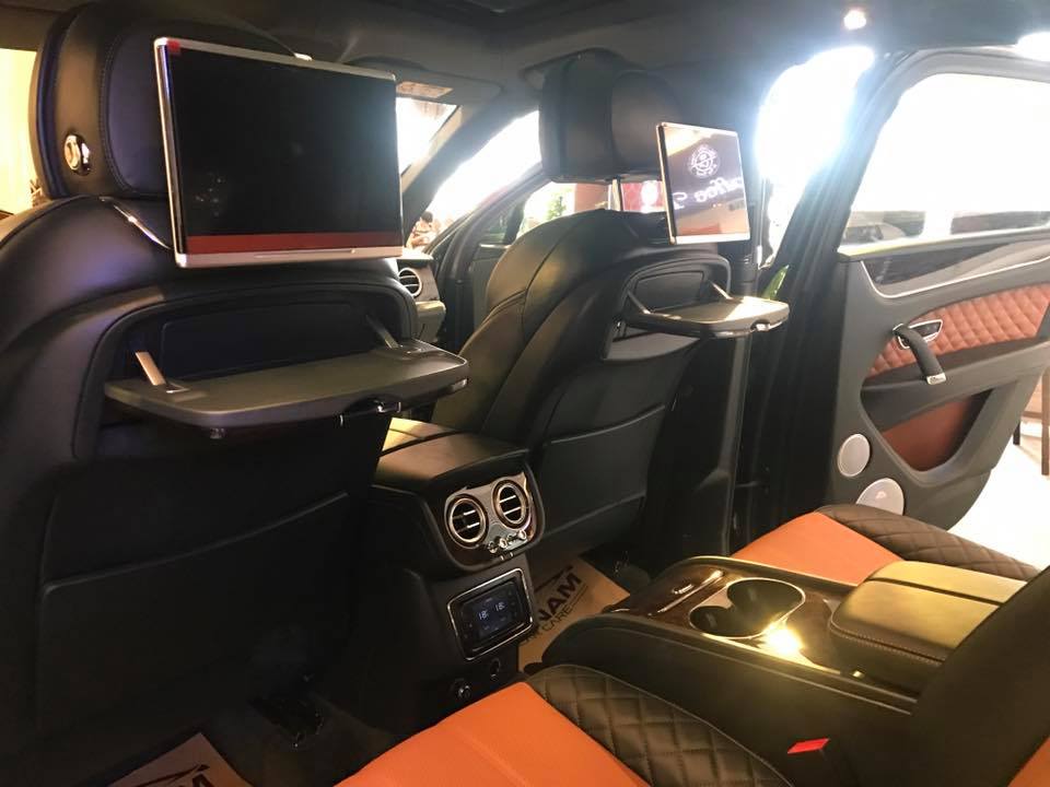 Nội thất chiếc Bentley Bentayga Onyx Edition phối theo 2 tông màu là nâu và xanh lá tương tự với bộ áo ngoại thất Nội thất chiếc Bentley Bentayga Onyx Edition phối theo 2 tông màu là nâu và xanh lá tương tự với bộ áo ngoại thất