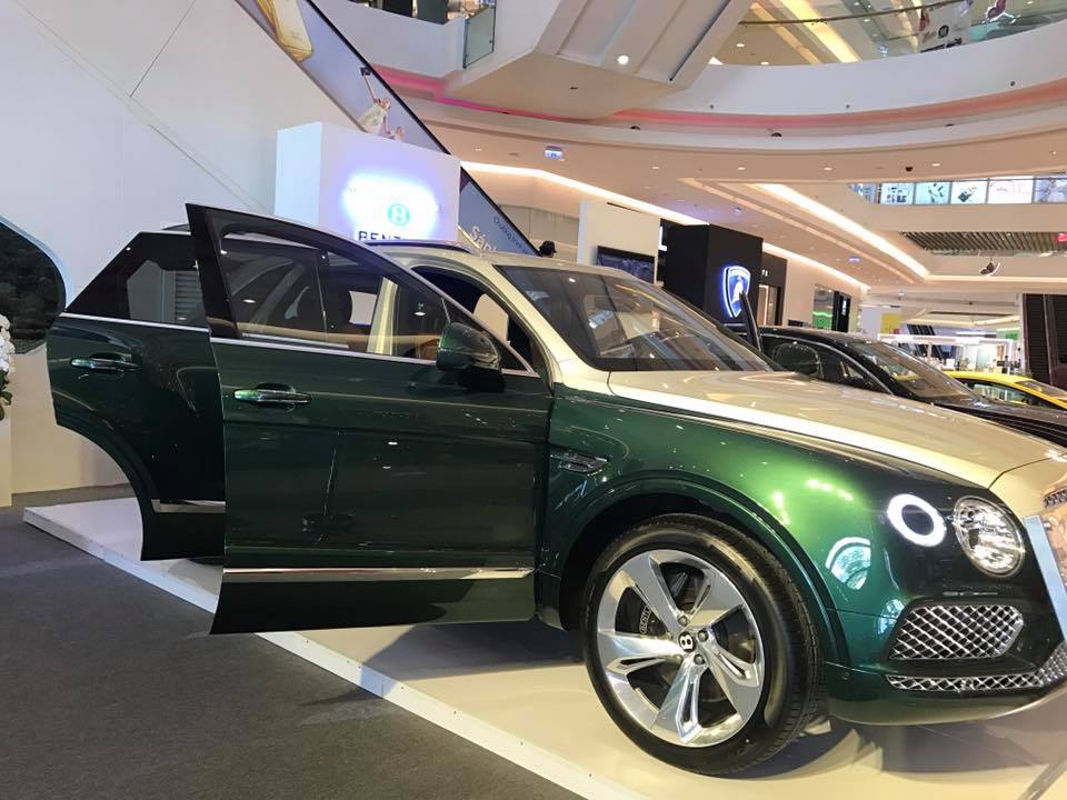 Ngoại thất chiếc SUV siêu sang Bentley Bentayga Onyx Edition này có 2 màu là xanh lá đậm và trắng sữa hết sức độc đáo.  Ngoại thất chiếc SUV siêu sang Bentley Bentayga Onyx Edition này có 2 màu là xanh lá đậm và trắng sữa hết sức độc đáo.