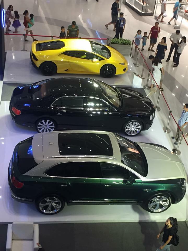 Lamborghini Huracan LP580-2, Bentley Flying Spur và Bentley Bentayga Onyx Edition đang được trưng bày tại trung tâm thương mại ở quận 7, Tp.HCM Lamborghini Huracan LP580-2, Bentley Flying Spur và Bentley Bentayga Onyx Edition đang được trưng bày tại trung tâm thương mại ở quận 7, Tp.HCM