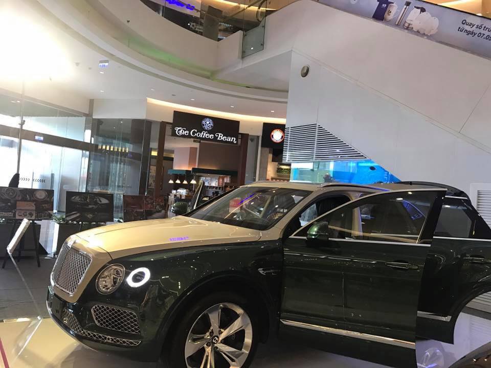 Đây là chiếc Bentley Bentayga màu độc nhất Việt Nam tính đến thời điểm hiện tại. Đây là chiếc Bentley Bentayga màu độc nhất Việt Nam tính đến thời điểm hiện tại.