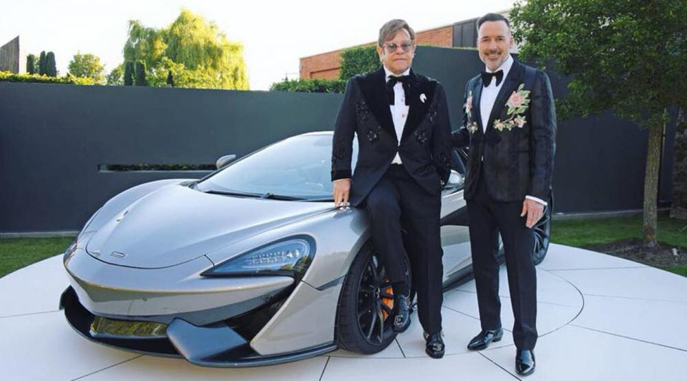 Elton John ngồi trên chiếc siêu xe McLaren 570S Spider được hãng McLaren trao tặng để đấu giá. Elton John ngồi trên chiếc siêu xe McLaren 570S Spider được hãng McLaren trao tặng để đấu giá.