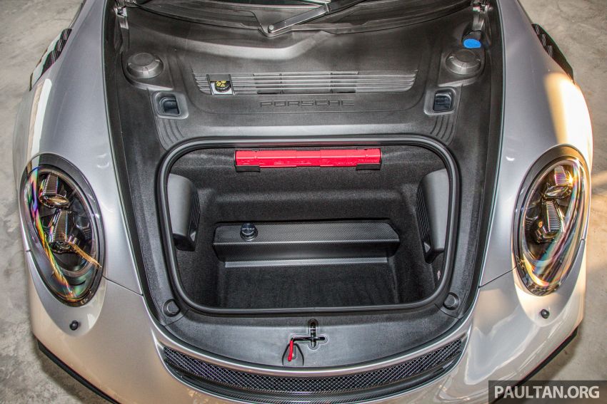 Khoang hành lý bên dưới nắp capô của Porsche 911 GT2 RS 2018 Khoang hành lý bên dưới nắp capô của Porsche 911 GT2 RS 2018