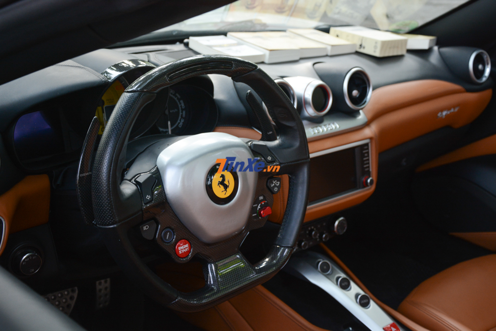 Vô-lăng quen thuộc của siêu xe Ferrari, Bên trái là nút khởi động màu đỏ, phía đối diện là thanh gạt chỉnh chế độ chạy.
