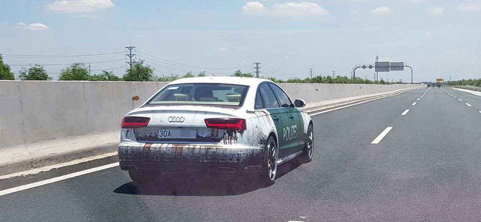 Chiếc Audi A6 được dán cả đề-can theo phong cách xe cảnh sát
