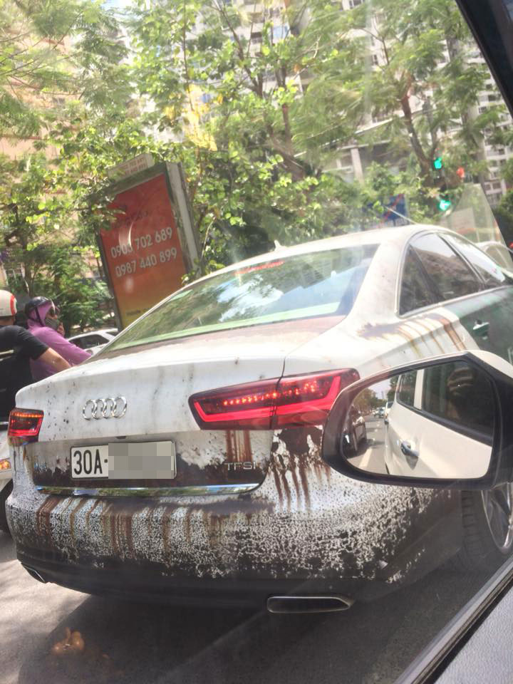 Chiếc Audi A6 mang biển kiểm soát Hà Nội trông như xe đồng nát khi chạy trên đường phố