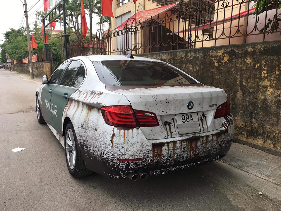 Chiếc BMW 5-Series dán đề-can theo phong cách xe cảnh sát đồng nát