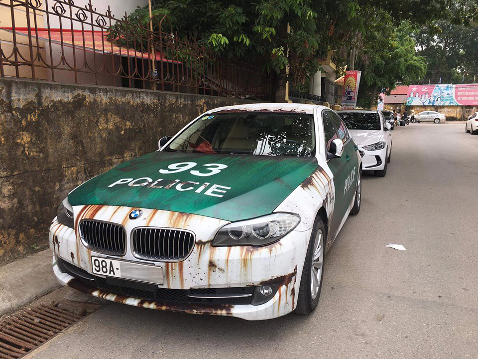 Chiếc BMW 5-Series dán đề-can theo phong cách xe cảnh sát đồng nát