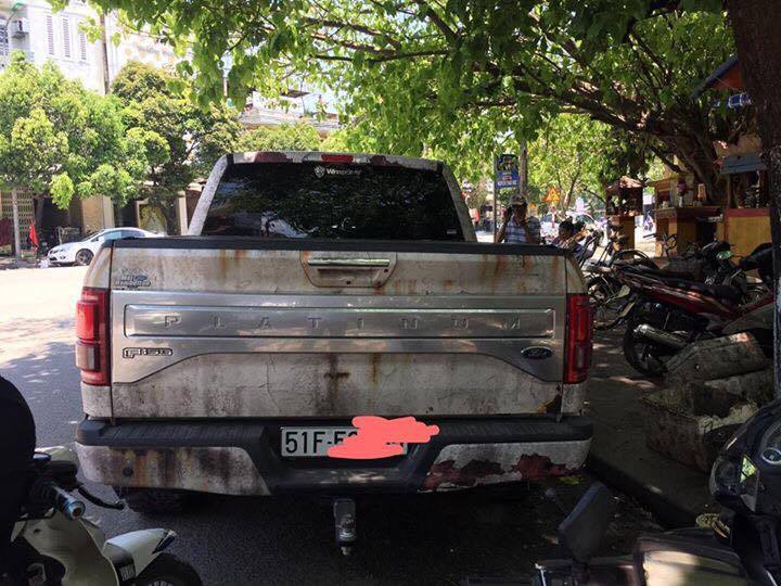 Chiếc Ford F-150 Platinum dán đề-can gỉ sát tại Sài Gòn