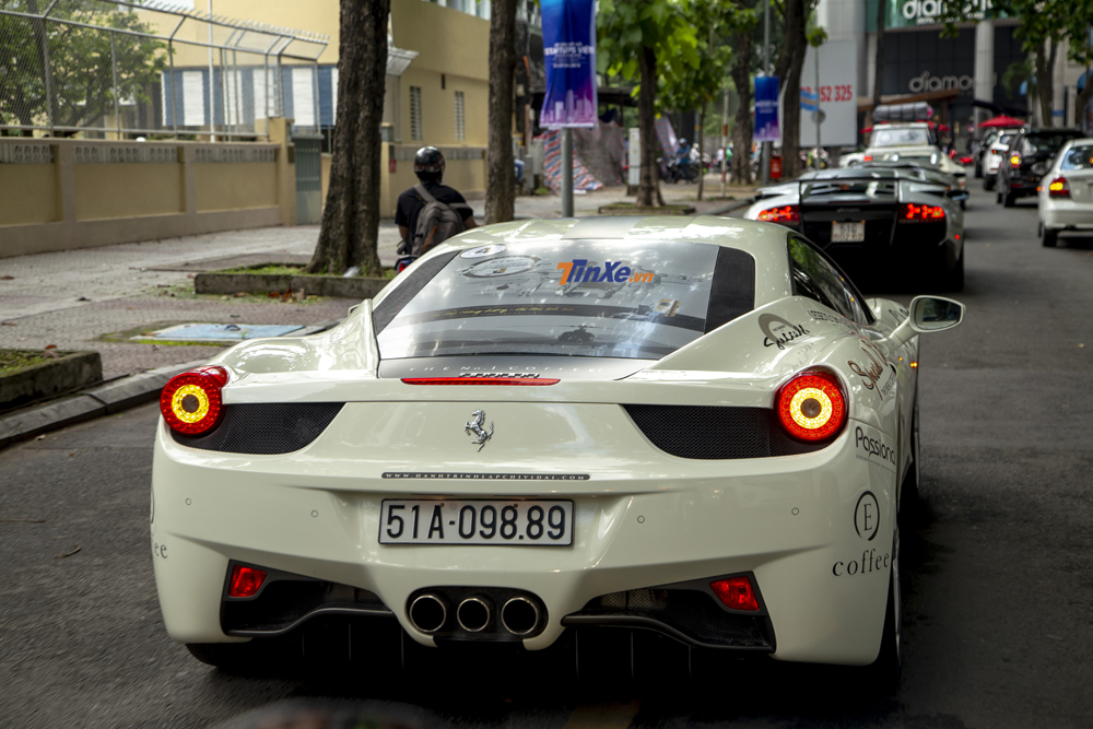 Chiếc Ferrari 458 thứ 3 tham dự hành trình siêu xe xuyên Việt của Chủ tịch Trung Nguyên là bản tiêu chuẩn Chiếc Ferrari 458 thứ 3 tham dự hành trình siêu xe xuyên Việt của Chủ tịch Trung Nguyên là bản tiêu chuẩn